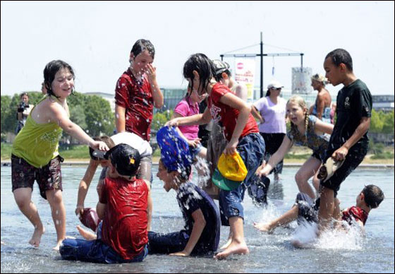 بالصور: الحر الشديد اكثر قسوة من البرد القارس في دول اوروبا!  صورة رقم 16