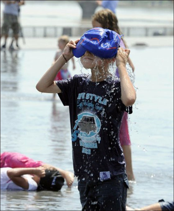 بالصور: الحر الشديد اكثر قسوة من البرد القارس في دول اوروبا!  صورة رقم 8