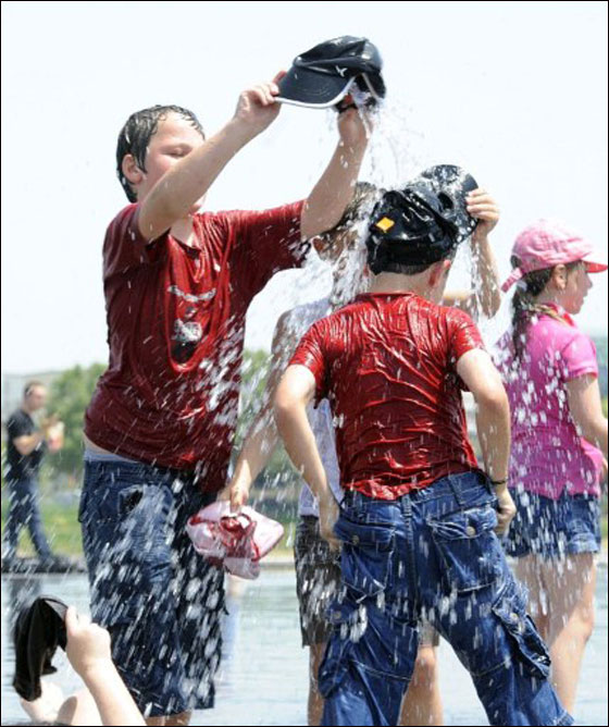 بالصور: الحر الشديد اكثر قسوة من البرد القارس في دول اوروبا!  صورة رقم 14