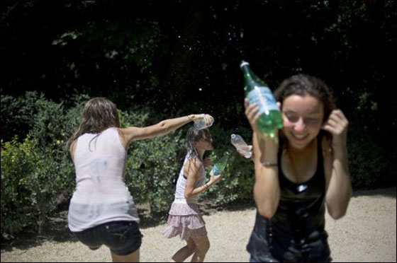 بالصور: الحر الشديد اكثر قسوة من البرد القارس في دول اوروبا!  صورة رقم 28