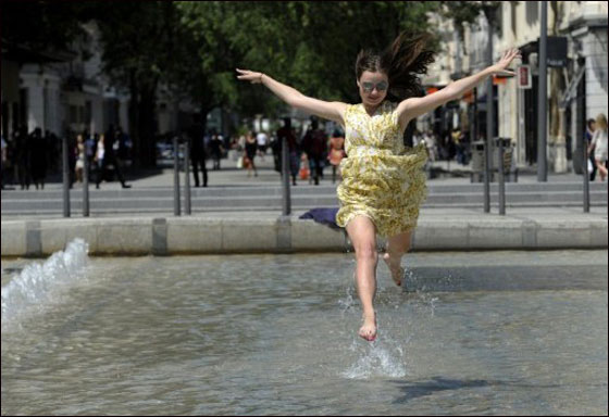 بالصور: الحر الشديد اكثر قسوة من البرد القارس في دول اوروبا!  صورة رقم 9