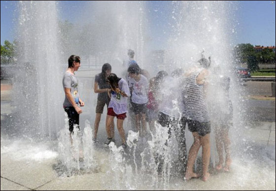 بالصور: الحر الشديد اكثر قسوة من البرد القارس في دول اوروبا!  صورة رقم 21