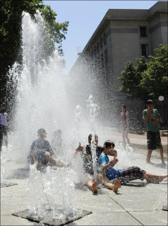 بالصور: الحر الشديد اكثر قسوة من البرد القارس في دول اوروبا!  صورة رقم 24