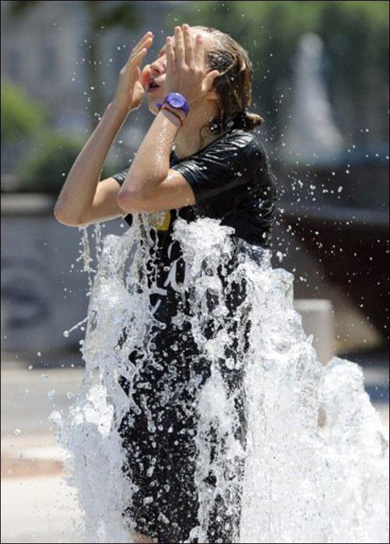 بالصور: الحر الشديد اكثر قسوة من البرد القارس في دول اوروبا!  صورة رقم 27