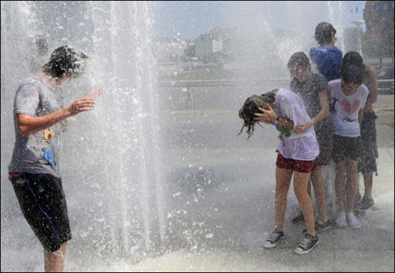 بالصور: الحر الشديد اكثر قسوة من البرد القارس في دول اوروبا!  صورة رقم 23