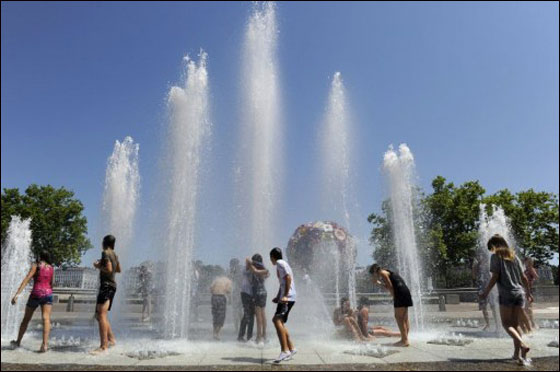 بالصور: الحر الشديد اكثر قسوة من البرد القارس في دول اوروبا!  صورة رقم 32