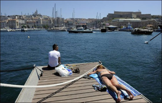 بالصور: الحر الشديد اكثر قسوة من البرد القارس في دول اوروبا!  صورة رقم 26