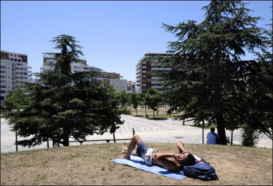 بالصور: الحر الشديد اكثر قسوة من البرد القارس في دول اوروبا!  صورة رقم 49