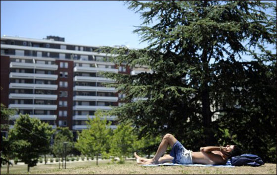 بالصور: الحر الشديد اكثر قسوة من البرد القارس في دول اوروبا!  صورة رقم 17