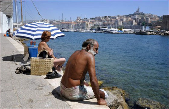 بالصور: الحر الشديد اكثر قسوة من البرد القارس في دول اوروبا!  صورة رقم 45