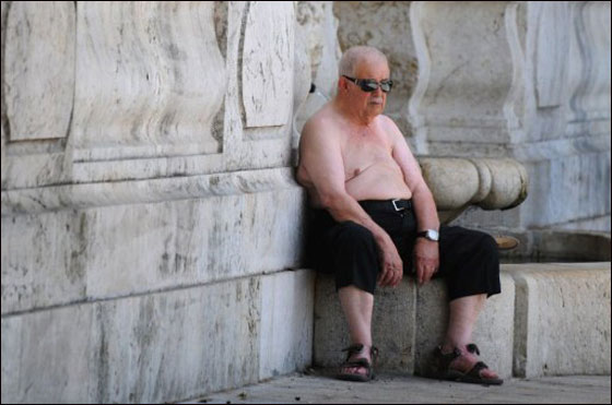 بالصور: الحر الشديد اكثر قسوة من البرد القارس في دول اوروبا!  صورة رقم 47