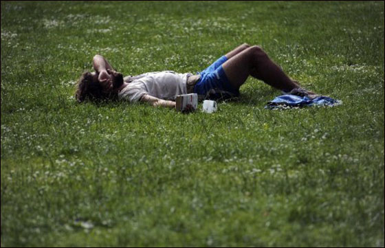 بالصور: الحر الشديد اكثر قسوة من البرد القارس في دول اوروبا!  صورة رقم 40