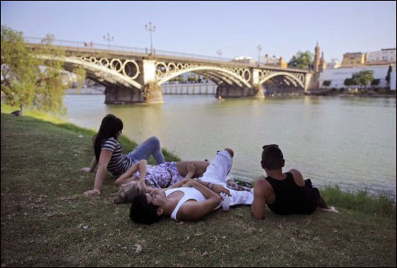 بالصور: الحر الشديد اكثر قسوة من البرد القارس في دول اوروبا!  صورة رقم 54