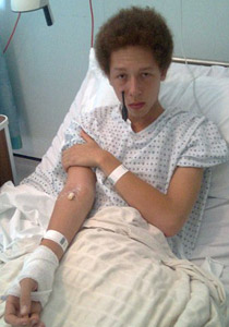 نجا باعجوبة بعد أن اخترق سهم خده الايمن بعمق 20 سم!!  صورة رقم 1