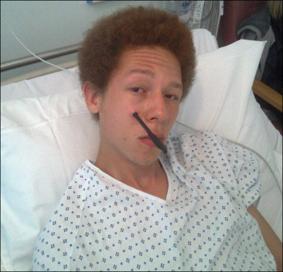 نجا باعجوبة بعد أن اخترق سهم خده الايمن بعمق 20 سم!!  صورة رقم 2