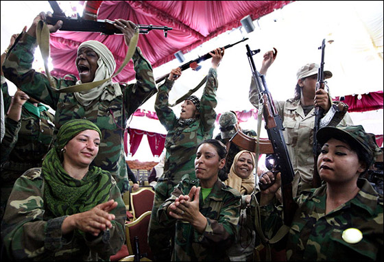 اكثر من 500 سيدة يتطوعن لحماية الزعيم معمر القذافي لمحاربة الناتو! صورة رقم 4