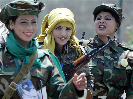 اكثر من 500 سيدة يتطوعن لحماية الزعيم معمر القذافي لمحاربة الناتو! صورة رقم 3