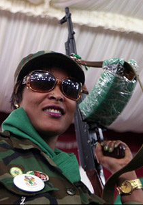 اكثر من 500 سيدة يتطوعن لحماية الزعيم معمر القذافي لمحاربة الناتو! صورة رقم 1