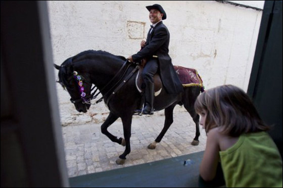 في استعراض مميز.. خيول اسبانيا تحتفل بيوم يوحنا المعمدان  صورة رقم 5