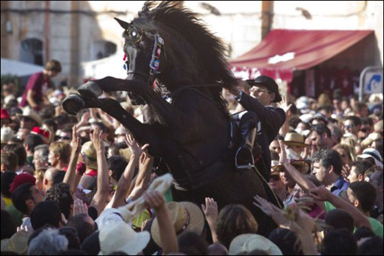 في استعراض مميز.. خيول اسبانيا تحتفل بيوم يوحنا المعمدان  صورة رقم 11