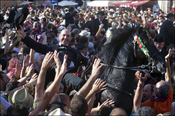 في استعراض مميز.. خيول اسبانيا تحتفل بيوم يوحنا المعمدان  صورة رقم 8