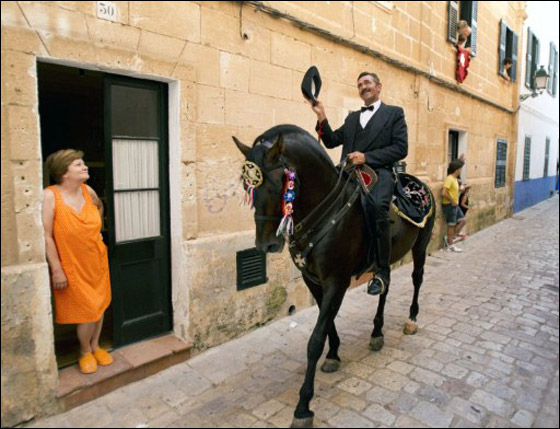 في استعراض مميز.. خيول اسبانيا تحتفل بيوم يوحنا المعمدان  صورة رقم 13