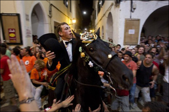 في استعراض مميز.. خيول اسبانيا تحتفل بيوم يوحنا المعمدان  صورة رقم 19