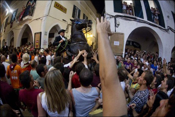 في استعراض مميز.. خيول اسبانيا تحتفل بيوم يوحنا المعمدان  صورة رقم 14