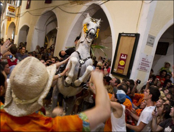 في استعراض مميز.. خيول اسبانيا تحتفل بيوم يوحنا المعمدان  صورة رقم 16
