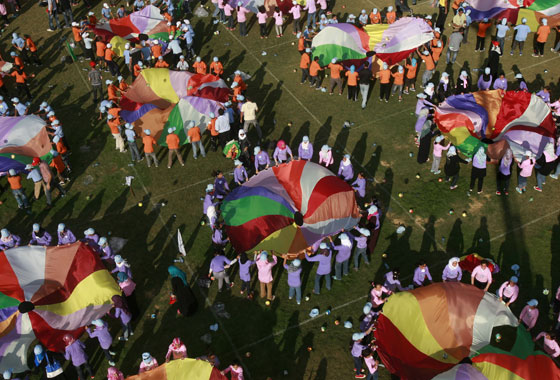 بالصور: اطفال غزة يدخلون 