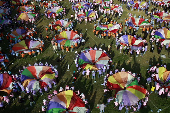 بالصور: اطفال غزة يدخلون 