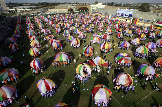 بالصور: اطفال غزة يدخلون 