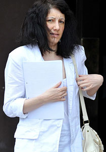 السجن 11 شهرا لامرأة امتنعت عن دفن والدتها لتحصل على تعويضاتها صورة رقم 1