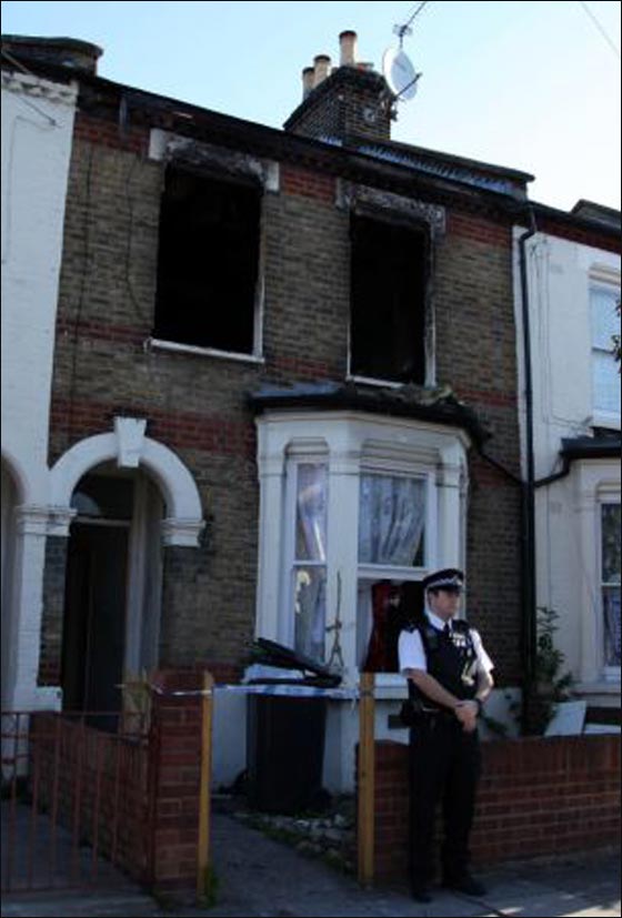 بريطانية خاطرت بحياتها لتنقذ طفلا عربيا من منزله المشتعل نارا!  صورة رقم 2