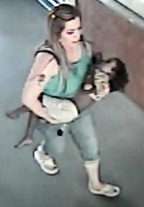 بريطانية خاطرت بحياتها لتنقذ طفلا عربيا من منزله المشتعل نارا!  صورة رقم 1