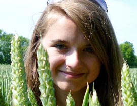 مصرع مراهقة في ساحة مدرستها بعدما سقط عليها جذع شجرة!  صورة رقم 1