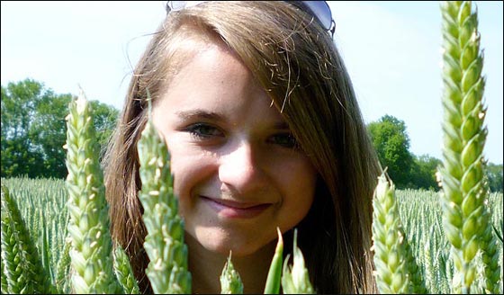 مصرع مراهقة في ساحة مدرستها بعدما سقط عليها جذع شجرة!  صورة رقم 3