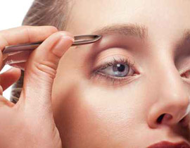 وفق قاض سعودي.. لا يجوز تركيب الرموش وقص الحواجب! صورة رقم 1