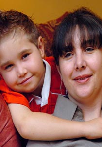 ام منحت طفلها كليتها فكافأها بوصوله الى العالمية في السباحة! صورة رقم 1