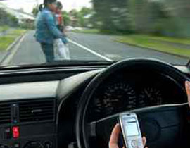 مصرية تلقي بنفسها امام سيارة لتنقذ ابنتيها من لص! صورة رقم 1