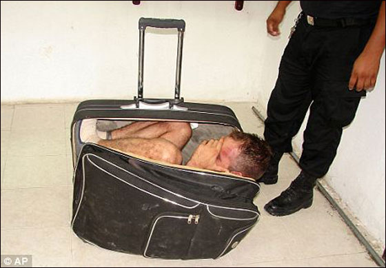 إمرأة تهرّب زوجها السجين بحقيبة سفر كبيرة وينكشف أمرهما!  صورة رقم 1