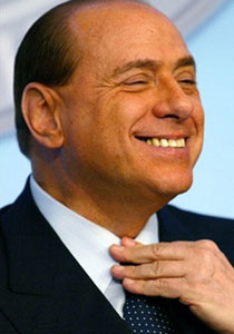 بيرلسكوني يشبع رغباته النوعية بمشاهدة فتاتين تقبلان بعضهما صورة رقم 1