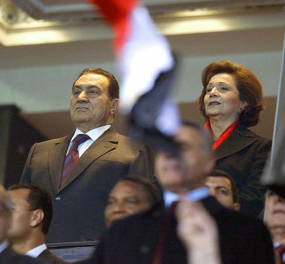 سوزان مبارك تشتكي حراس القصر لانهم لا يقفون احتراما لها!!  صورة رقم 4