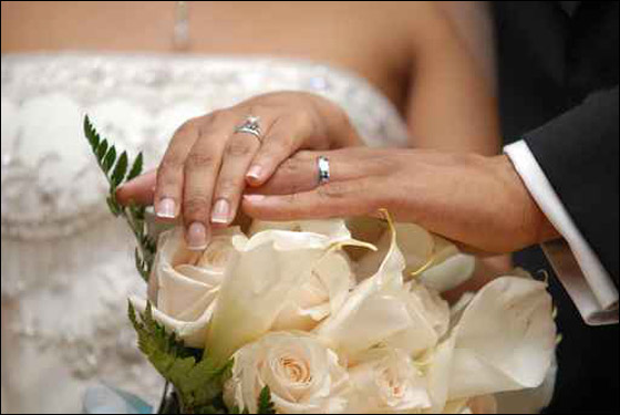 في ليلة زفافه.. عريس يعرض امه للبيع ويطلق عروسته!! صورة رقم 1