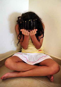 مصري يعذب طفلة بواسطة صعقها بالكهرباء وحرقها بالسجائر!!! صورة رقم 1