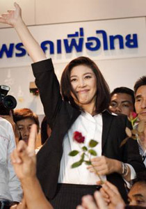 رئيسة وزراء تايلند تشتري اصواتها باطباق معكرونة!! صورة رقم 1