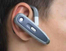 طبيب يستخرج لاقط بلوتوث من اذن طالب استعمله للعش بالامتحان! صورة رقم 1