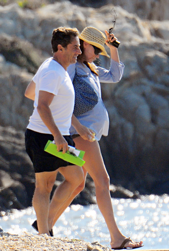 زوجة ساركوزي بالبكيني البني وعلامات الحمل ظاهرة عليها  صورة رقم 2