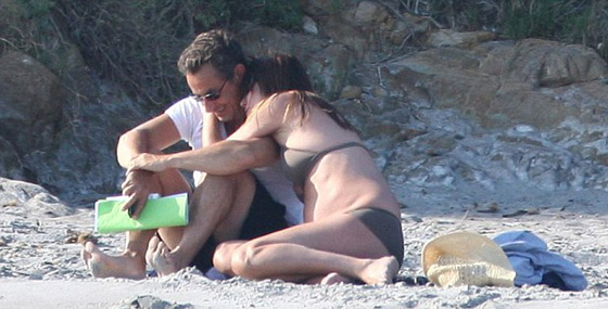 زوجة ساركوزي بالبكيني البني وعلامات الحمل ظاهرة عليها  صورة رقم 10