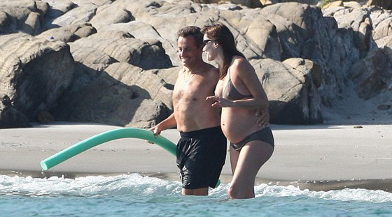 زوجة ساركوزي بالبكيني البني وعلامات الحمل ظاهرة عليها  صورة رقم 12